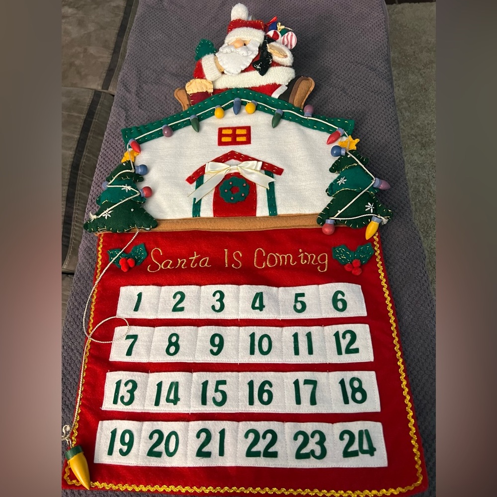 SANTA IS COMING Christmas Advent Countdown Calendar Felt Wooden Ornaments GUC